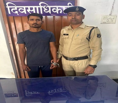 The miscreant roaming around with a knife in Maudhapara has been arrested